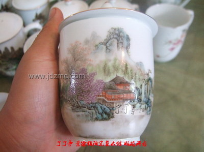 景德镇陶瓷研究所款1965年粉彩山水茶杯