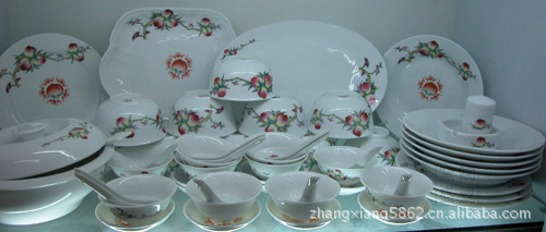 匠心之韵 探析景德镇高白瓷、骨质瓷与青花釉中彩的瓷艺之美