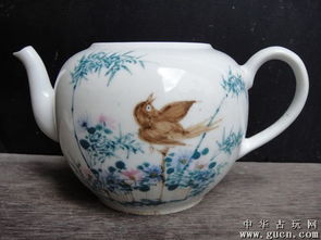 釉下青花绘雅韵 探秘景德镇花卉瓷壶之美